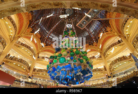 Der riesige Weihnachtsbaum im Pariser Kaufhaus Galeries Lafayette, Paris, Frankreich. Stockfoto