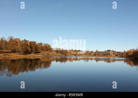 Herbst am Kranischsee in Hahnenklee-Bockswiese, einem Ortsteil von Goslar im Harz in Norddeutschland Stockfoto