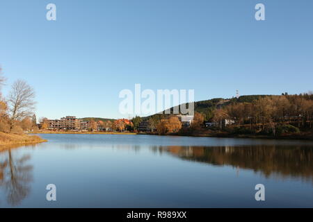 Herbst am Kranischsee in Hahnenklee-Bockswiese, einem Ortsteil von Goslar im Harz in Norddeutschland Stockfoto