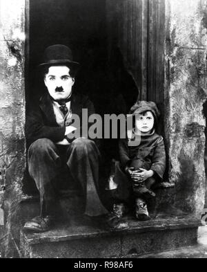 Original Film Titel: DAS KIND. Englischer Titel: THE KID. Jahr: 1921. Regisseur: Charlie Chaplin. Stars: Charlie Chaplin; JACKIE COOGAN. Credit: ERSTER NATIONALER/Album Stockfoto