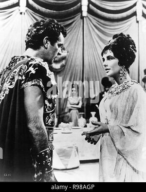 Original Film Titel: CLEOPATRA. Englischer Titel: CLEOPATRA. Jahr: 1963. Regie: JOSEPH L. MANKIEWICZ. Stars: Marcus Antonius und Cleopatra; Elizabeth Taylor und Richard Burton. Quelle: 20th Century Fox/Album Stockfoto