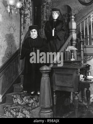 Original Film Titel: Arsenic and Old Lace. Englischer Titel: Arsenic and Old Lace. Jahr: 1944. Regie: Frank Capra. Stars: JOSEPHINE HULL; JEAN ADAIR. Quelle: WARNER BROTHERS/Album Stockfoto