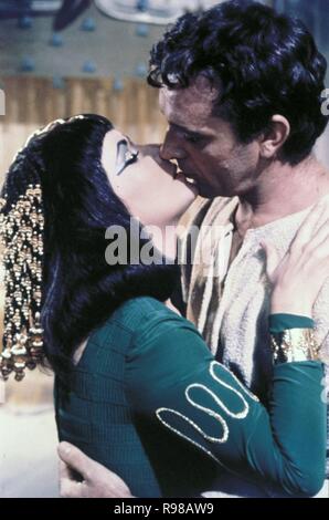 Original Film Titel: CLEOPATRA. Englischer Titel: CLEOPATRA. Jahr: 1963. Regie: JOSEPH L. MANKIEWICZ. Stars: Marcus Antonius und Cleopatra; Elizabeth Taylor und Richard Burton. Quelle: 20th Century Fox/Album Stockfoto