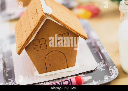 Nahaufnahme der Lebkuchenhäuser auf Kinder Handwerk Weihnachtsfeier. Stockfoto