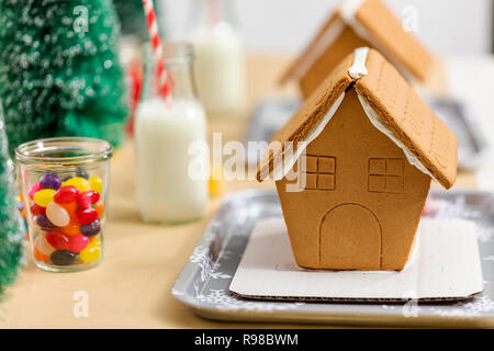 Nahaufnahme der Lebkuchenhäuser auf Kinder Handwerk Weihnachtsfeier. Stockfoto