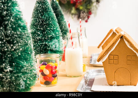 Kinder Partei kleine Lebkuchenhäuser mit Bonbons zu verzieren. Stockfoto