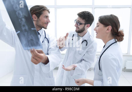 Drei überzeugt Ärzte untersuchen eine x-ray Stockfoto