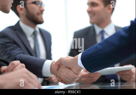 Nahaufnahme von einem festen Händedruck Stockfoto