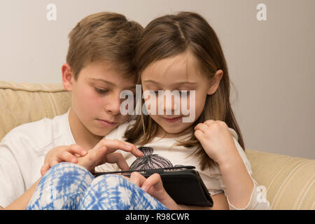 Digitale Gerät, Tablet-PC, iPad, älterer Bruder, jüngere Schwester mit Social Media, moderne Technologie Stockfoto