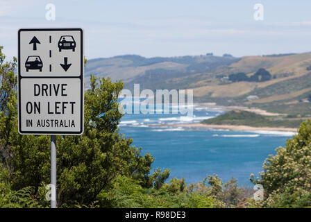 Fahren Sie auf der linken Seite, ein Warnschild entlang der Küstenstraße in Australien Stockfoto