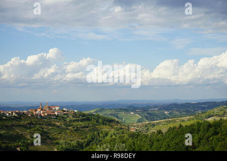 Blick auf den Hügel mit dem Dorf Rodello, Piemont - Italien Stockfoto