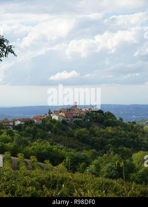 Blick auf den Hügel mit dem Dorf Rodello, Piemont - Italien Stockfoto