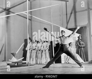 Erick Hawkins in der ersten Produktion von Aaron Coplands, Appalachian Spring, Martha Graham (Zweiter von rechts) und O'Donnell (rechts) mit den vier Anhänger im Hintergrund, Bibliothek des Kongresses, Washington DC, USA, 30. Oktober 1944 Stockfoto