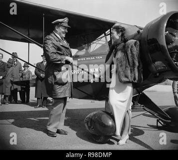 Aviator Roscoe Turner präsentieren Rote Hohe Flügel Monoplan an die Freunde des Neuen China, von Hilda Yen, Chinesisch Fliegerin, Washington, Washington DC, USA, Harris & Ewing, April 3, 1939 vertreten Stockfoto