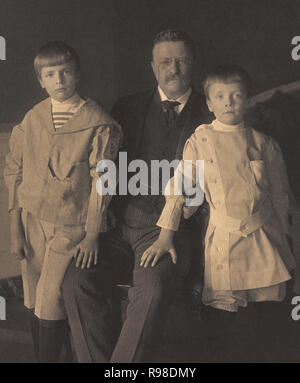 Us-Präsident Theodore Roosevelt mit seinen Söhnen von Links, Quentin und Archibald, sitzenden Portrait, 31. März 1904 Stockfoto