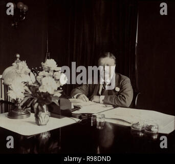 Us-Präsident Theodore Roosevelt, Porträt sitzt am Schreibtisch, Washington DC, USA, von Fred H. Weiß, 1907 Stockfoto