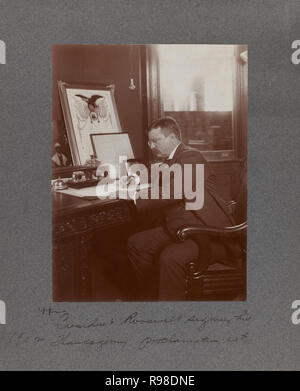 Us-Präsident Theodore Roosevelt, Porträt sitzt am Schreibtisch Unterzeichnung Thanksgiving Proklamation Tat, Washington DC, USA, 1902 Stockfoto