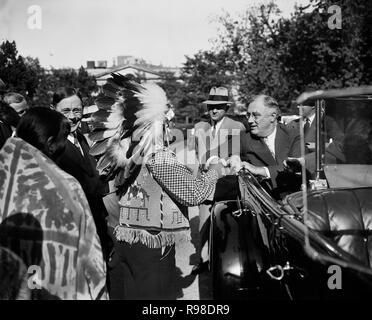 Us-Präsident Franklin Roosevelt Gruß Pueblo Indianer während der Sitzung in Cabrio, Washington DC, USA, Harris & Ewing, 1936 Stockfoto