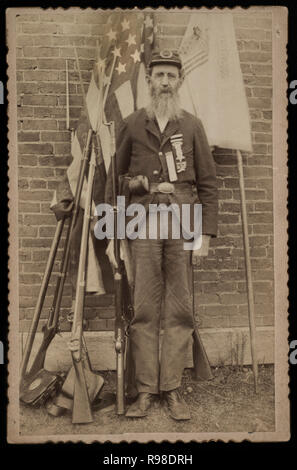 Nicht identifizierte Bürgerkriegveteran von der Großen Armee der Republik, Portrait in Uniform mit Muskete, 1880 Stockfoto