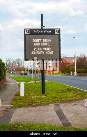 Trinken Sie nicht und fahren Sie Informationen für Autofahrer auf der Hauptstraße außerhalb Victoria Hospital Blackpool Lancashire England Großbritannien Stockfoto