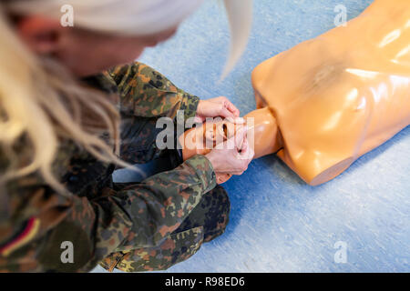 Paramedizinische Soldat Praktiken eine medizinische Ausbildung auf eine Marionette Stockfoto