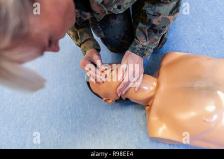 Paramedizinische Soldat Praktiken eine medizinische Ausbildung auf eine Marionette Stockfoto