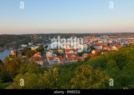 Abendlicher Blick bei Sonnenuntergang der historischen und autofreien Insel Marstrand in der Westküste Archipel, Schweden. Lackiertes Holz- Häuser mit roten Ziegeldächern. Stockfoto