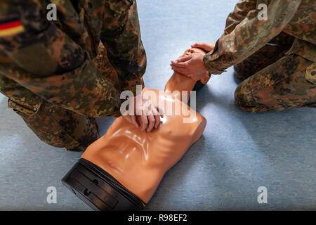 Paramedizinische Soldat Praktiken eine medizinische Ausbildung auf eine Marionette Stockfoto