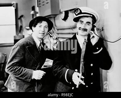 Original Film Titel: MONKEY BUSINESS. Englischer Titel: MONKEY BUSINESS. Jahr: 1931. Regie: NORMAN Z. MCLEOD. Stars: Chico Marx, Groucho Marx. Quelle: Paramount Pictures/Album Stockfoto