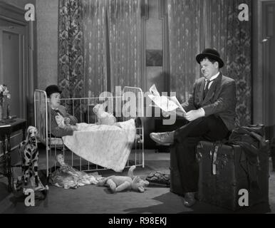 Original Film Titel: PACKEN SIE IHRE PROBLEME. Englischer Titel: PACKEN SIE IHRE PROBLEME. Jahr: 1932. Regie: George Marshall. Stars: Oliver Hardy, Stan Laurel. Credit: HAL ROACH/MGM/Album Stockfoto