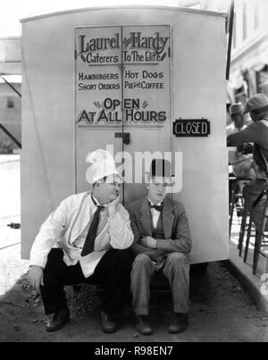 Original Film Titel: PACKEN SIE IHRE PROBLEME. Englischer Titel: PACKEN SIE IHRE PROBLEME. Jahr: 1932. Regie: George Marshall. Stars: Oliver Hardy, Stan Laurel. Credit: HAL ROACH/MGM/Album Stockfoto