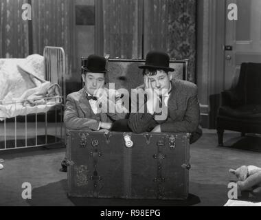 Original Film Titel: PACKEN SIE IHRE PROBLEME. Englischer Titel: PACKEN SIE IHRE PROBLEME. Jahr: 1932. Regie: George Marshall. Stars: Oliver Hardy, Stan Laurel. Credit: HAL ROACH/MGM/Album Stockfoto