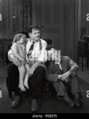 Original Film Titel: PACKEN SIE IHRE PROBLEME. Englischer Titel: PACKEN SIE IHRE PROBLEME. Jahr: 1932. Regie: George Marshall. Stars: Oliver Hardy, Stan Laurel; JACQUIE LYN. Credit: HAL ROACH/MGM/Album Stockfoto