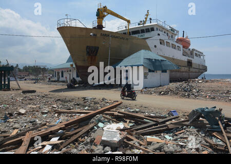 Bewohner bewegen in der Nähe von KM Sabuk Nusantara, die an Land durch den Tsunami in Wani, Oktopus, Central Sulawesi, Samstag (3. November 2018) abgestürzt. Stockfoto