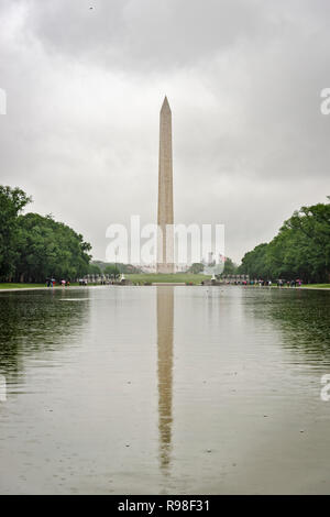 Das Washington Monument, das Lincoln Memorial Reflexion Pool im Regen nieder Stockfoto