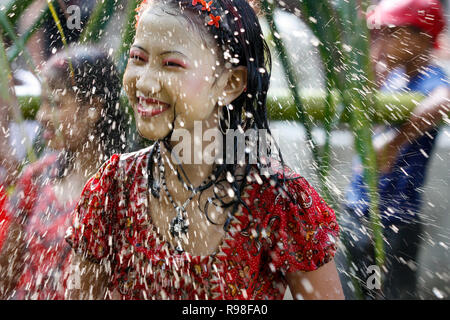 Die Wasser-Festival von der Volksgruppe der Rakhain ist ein Teil ihrer Silvester-Feier. Jungen und Mädchen werfen Wasser an einander während dieser Stockfoto