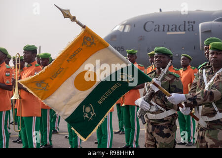 11 April 2018, Niamey, Niger - Nigrischen Soldaten parade vor einem kanadischen Militär Transport Flugzeug in Niger, während der Eröffnung der Musketen 2018 Stockfoto