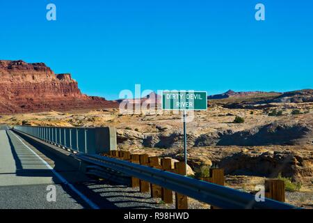 Utah, Hite, Highway 95 Über Dirty Devil River Stockfoto