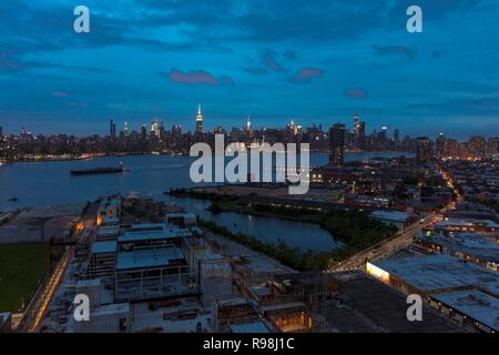 New York City und East River auf der rechten Seite zeigt das Chrysler Building und das Empire State Building auf der Linken, als von den Königinnen gesehen Stockfoto