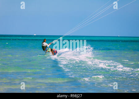 Ägypten, Hurghada, 30. November 2017: Der kiteboarder Gleiten über das Rote Meer Oberfläche. Der professionelle Surfer auf dem Brett halten der Kite Trägern. T Stockfoto