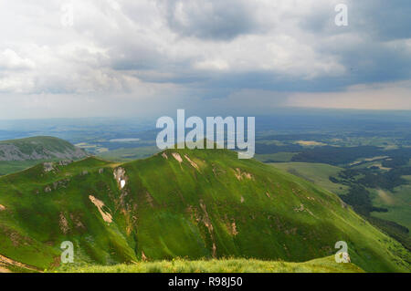 Ein herrliches Panorama und einen Aussichtspunkt aus dem Gebirge von Sancy mit einem Gewitter, in der Auvergne, Frankreich. Nationalpark der Auvergne Vulkan Stockfoto