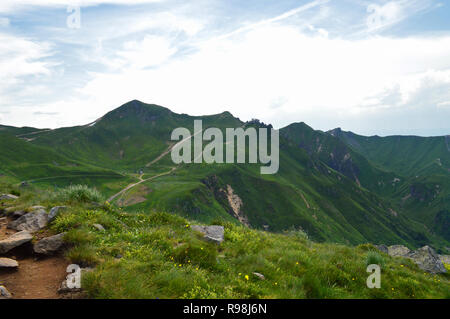 Ein herrliches Panorama von der Bergkette von Sancy, in der Auvergne, Frankreich. Nationalpark der Auvergne Vulkan Stockfoto