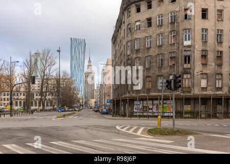 Warschau, Polen - Januar 13, 2018: Typische street view mit Palast der Kultur in der Mitte. Bewölkt winter Tag Stockfoto