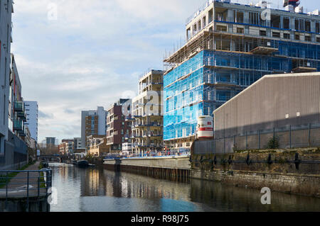 Wohnungen im Bau entlang Limehouse Cut, East London, Großbritannien Stockfoto