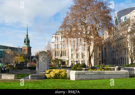 Tower Hill Memorial Gardens, Trinity Square, London UK, mit der Stadt und All Hallows durch den Turm im Hintergrund Stockfoto