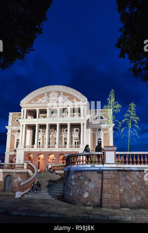 Die schöne Amazonas Theater (Teatro Amazonas Opernhaus), Symbol der Gummi boom Era in den Amazon in der Abenddämmerung. Manaus, Amazonas, Brasilien. Stockfoto