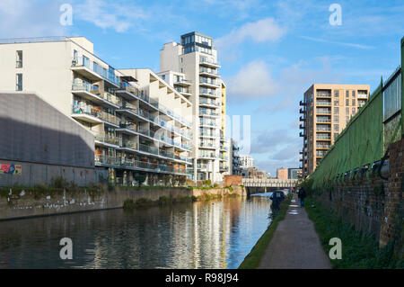 Neue Apartments entlang Limehouse Cut, Limehouse, East London UK, Blick nach Norden Stockfoto