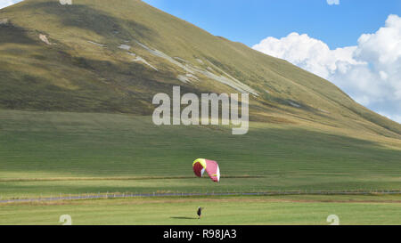 Paragliding in der Mitte der Vulkane Berge Stockfoto