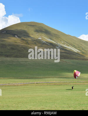 Paragliding in der Mitte der Vulkane Berge Stockfoto