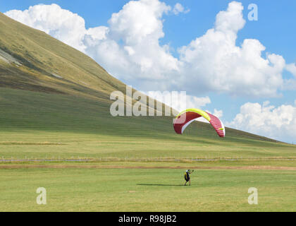 Paragliding in der Mitte der Vulkane Berge Stockfoto